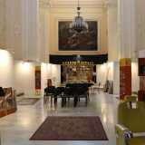 Appena superato il portale ligneo, entriamo nella chiesa per conoscere il direttore artistico del BibArt, Miguel Gomez